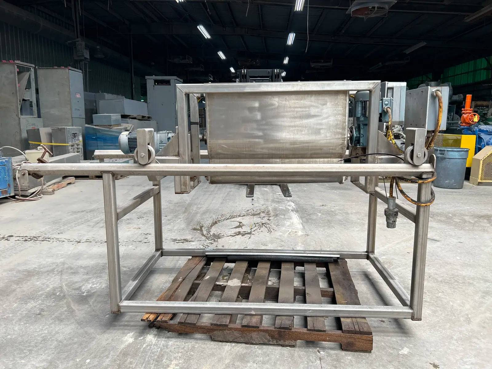 FES, Fedco Stainless Steel Topping Applicator, 12" width x 32" L x 18" H hooper, 0.25 HP - Image 4