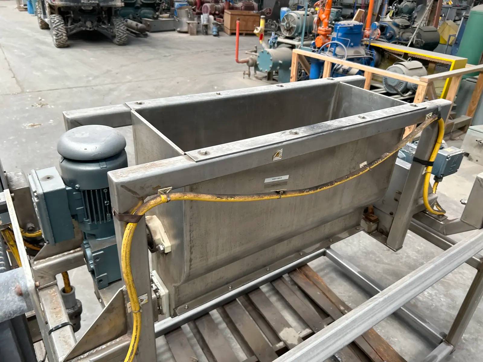 FES, Fedco Stainless Steel Topping Applicator, 12" width x 32" L x 18" H hooper, 0.25 HP - Image 9