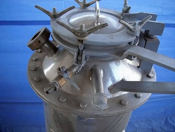 10 gallon Lee Industries Inc, Vacuum Kettle, 30 psi, 2" sight glass, 44" steel legs, 3/4" diameter & 1" - Image 9