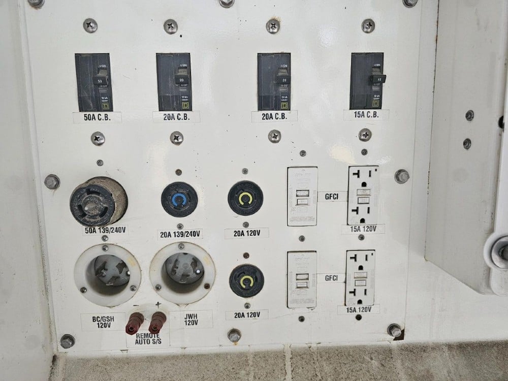 230 KW Caterpillar #XQ230, standby diesel generator, 347/600 Volts, 15986 hours, 2008 - Image 5