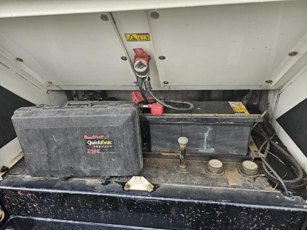 230 KW Caterpillar #XQ230, standby diesel generator, 347/600 Volts, 15986 hours, 2008 - Image 7