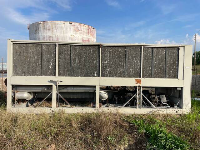 125 Ton, Snyder General ALRC125C, Air cooled Chiller, (4) 35 HP Compressors, (12) Cond. Fan Motor. 1 HP, 1990 - Image 4