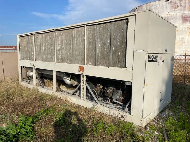 125 Ton, Snyder General ALRC125C, Air cooled Chiller, (4) 35 HP Compressors, (12) Cond. Fan Motor. 1 HP, 1990 - Image 5