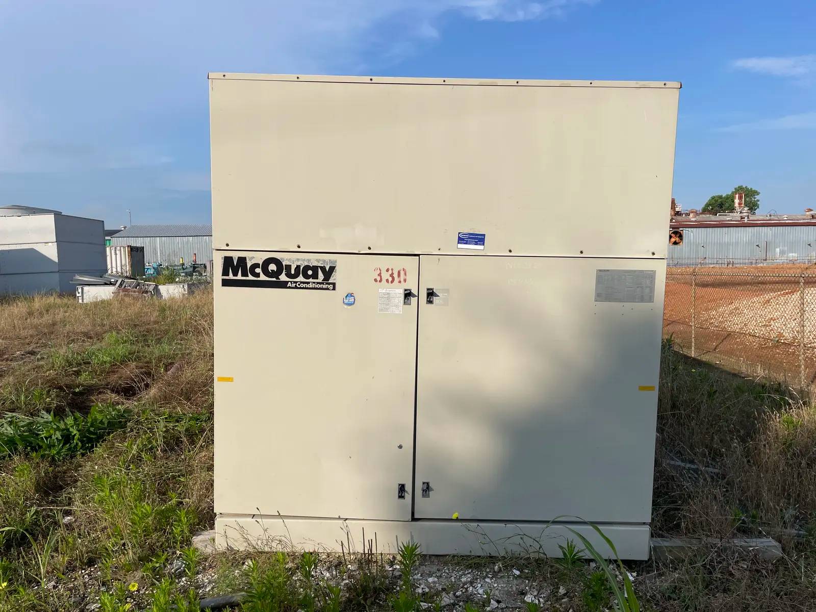 125 Ton, Snyder General ALRC125C, Air cooled Chiller, (4) 35 HP Compressors, (12) Cond. Fan Motor. 1 HP, 1990 - Image 6
