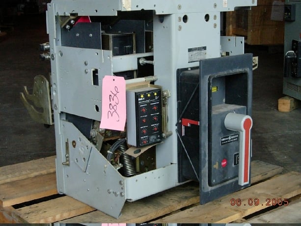 3200 Amps, General Electric, AKR-7D-75, electrically operated, drawout, switchgear - Image 1