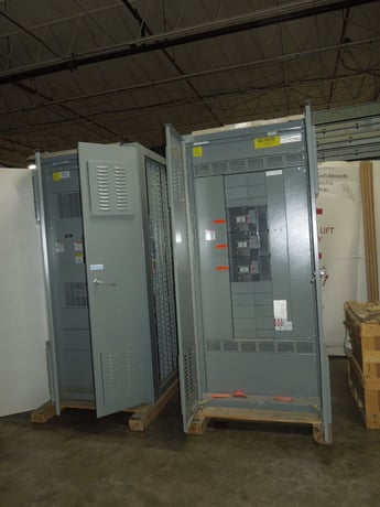 4000 Amps, General Electric Power Break II line-up, 480Y/277 Volts 3 phase 4w, with (3) ABB Breaker dist. - Image 1