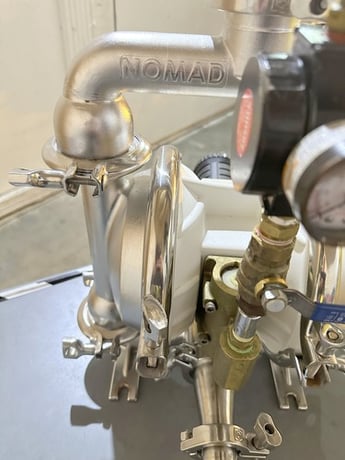 Nomad #NO4-5020-03P, pneumatic diaphragm pump, Stainless Steel, inlet/outlet hoses - Image 8