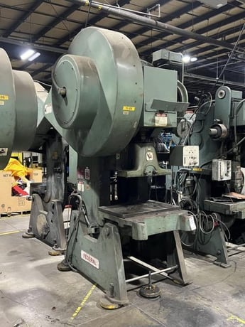 70 Ton, Federal, OBI press, 4" stroke, 13.5" Shut Height, 3" adj., 95 SPM, 33" x25.5" bed, air clutch & - Image 2