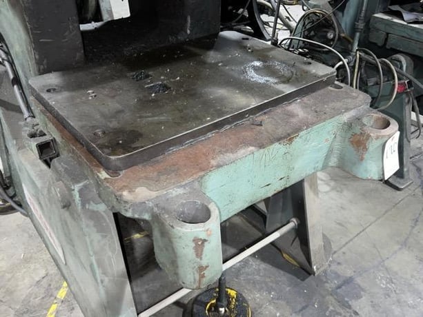 70 Ton, Federal, OBI press, 4" stroke, 13.5" Shut Height, 3" adj., 95 SPM, 33" x25.5" bed, air clutch & - Image 5