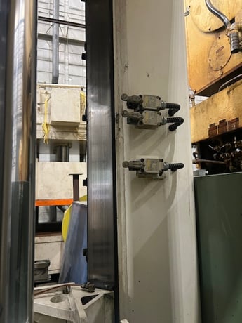 100 Ton, Sanki #SPD1310-100TD, hydraulic spotting press, 38.4" stroke, 41.2" DL, 10 HP, 51" x39" bed, 1993 - Image 10
