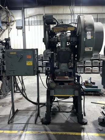 60 Ton, Federal #5, single crank flywheel OBI press, 4" stroke, 12.25" Shut Height, 2.5"adj., 10" throat, 90 - Image 1