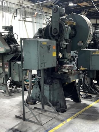 60 Ton, Federal #5, single crank flywheel OBI press, 4" stroke, 12.25" Shut Height, 2.5"adj., 10" throat, 90 - Image 2