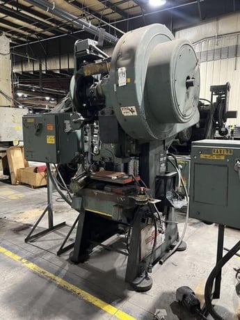 60 Ton, Federal #5, single crank flywheel OBI press, 4" stroke, 12.25" Shut Height, 2.5"adj., 10" throat, 90 - Image 3