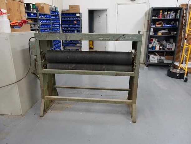 4.4' Elka, 52" rolls, 5" pass through, 1.5 HP, 575 VAC, 3 phase, 1.8 amps - Image 1