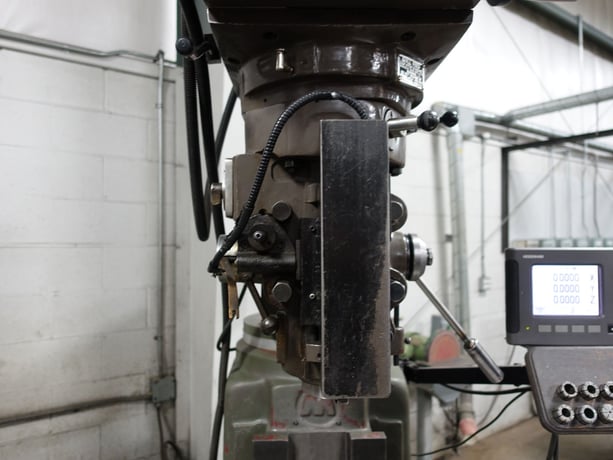 Lilian #5VH, 10" x50" table, 5 HP, Heidenhain, 3-Axis, digital read out - Image 3