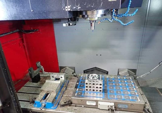 OKK #VB53a, 41" X, 20" Y, 20" Z, 20000 RPM,Cat 40 BIG+, 49" x23"table, 30 automatic tool changer,thru spindle - Image 3