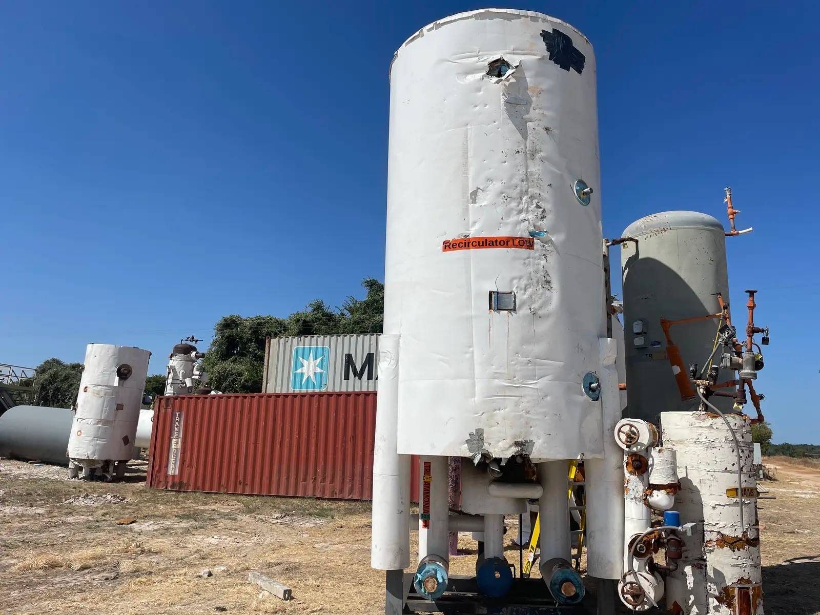 1405 gallons, RVS, Vertical Ammonia Recirculator, 50" x 132" tank, 250 psi @ 300 F, (2) 10 HP pump, 1996 - Image 3