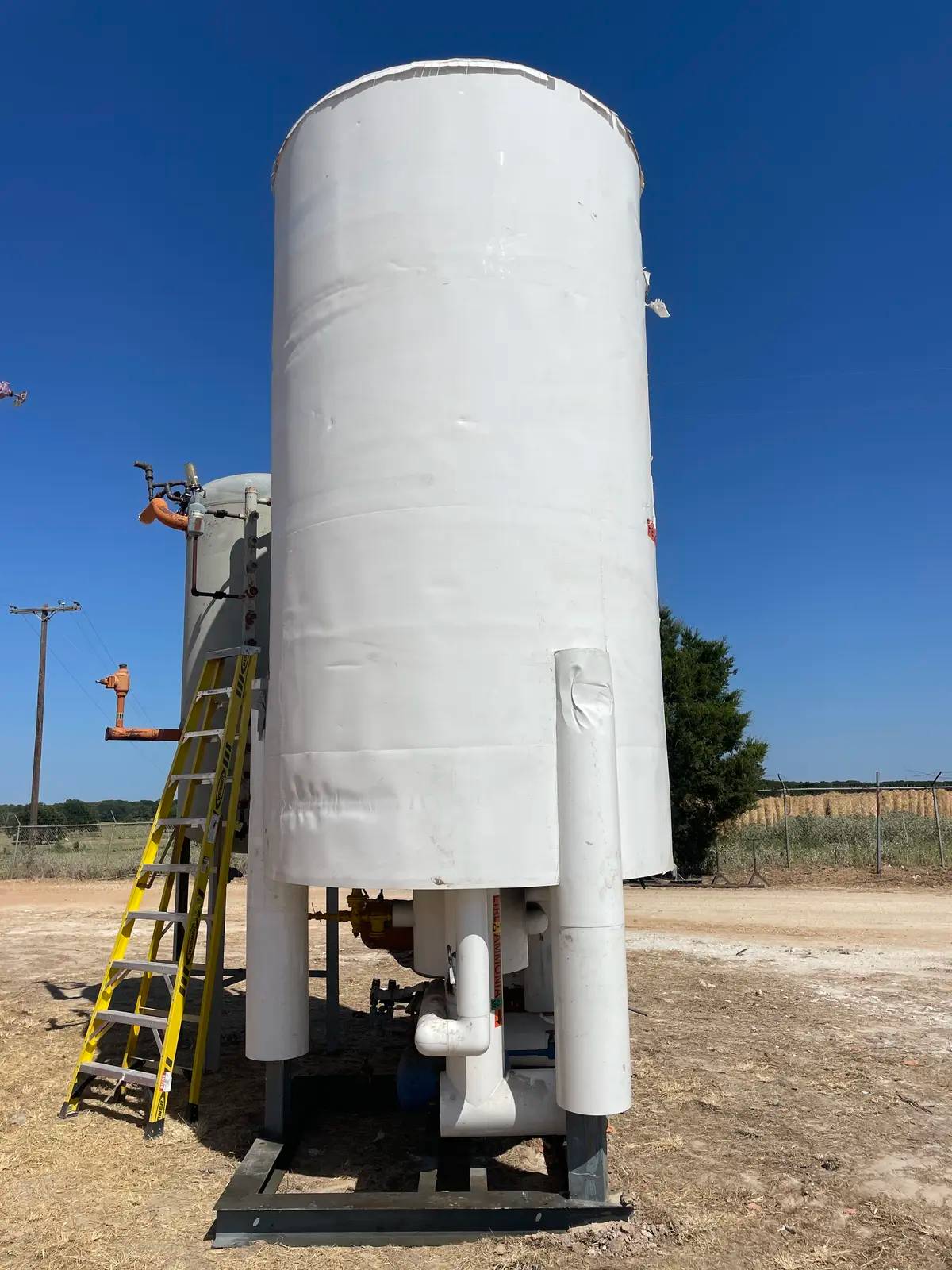 1405 gallons, RVS, Vertical Ammonia Recirculator, 50" x 132" tank, 250 psi @ 300 F, (2) 10 HP pump, 1996 - Image 5