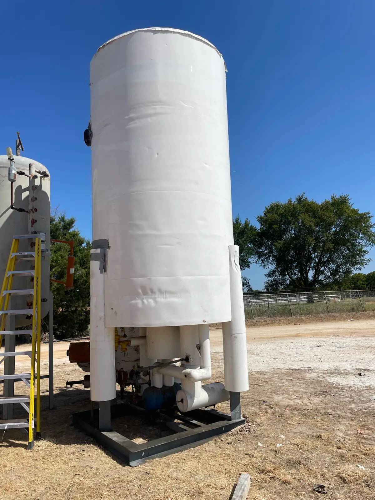 1405 gallons, RVS, Vertical Ammonia Recirculator, 50" x 132" tank, 250 psi @ 300 F, (2) 10 HP pump, 1996 - Image 6