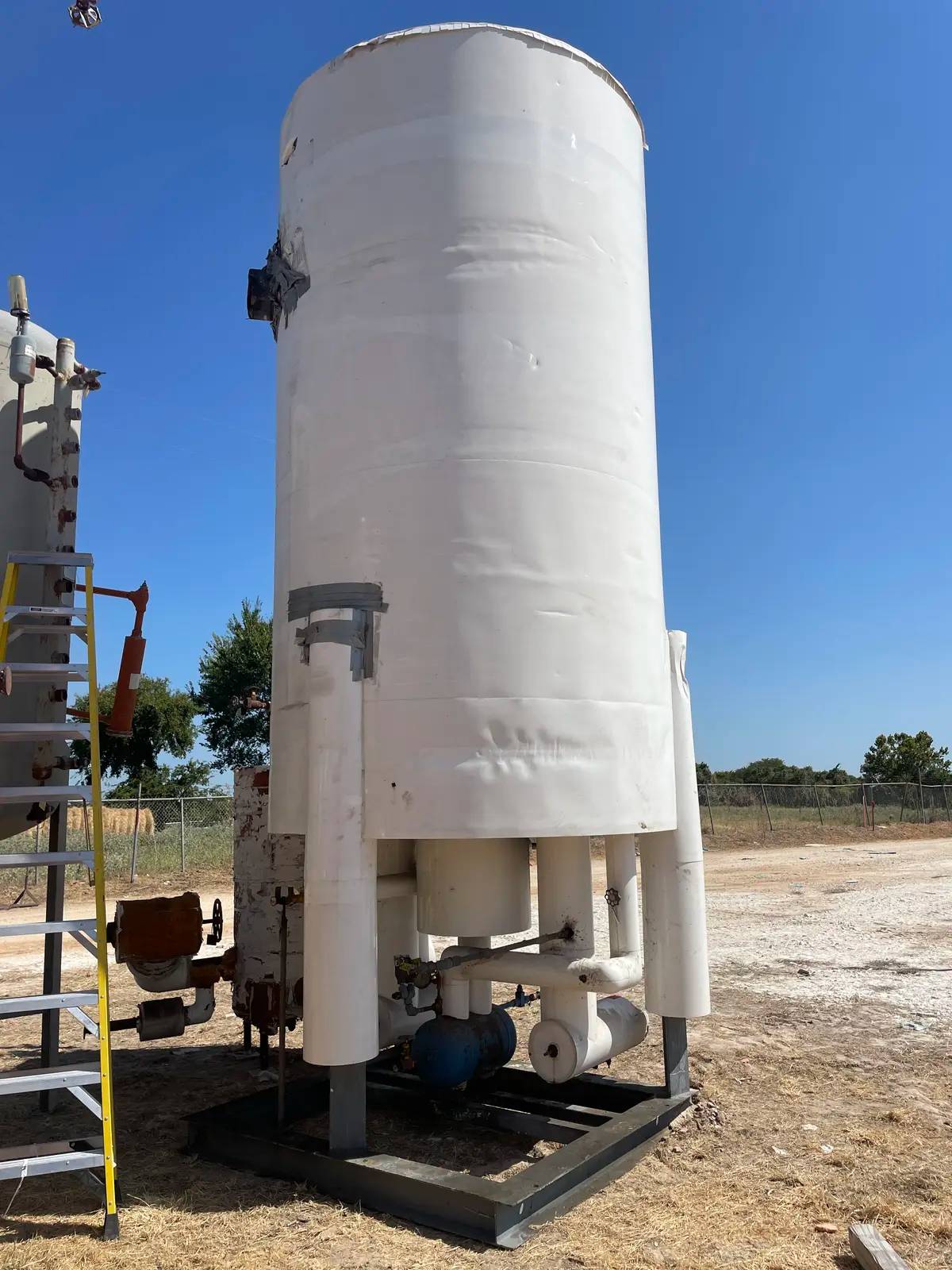 1405 gallons, RVS, Vertical Ammonia Recirculator, 50" x 132" tank, 250 psi @ 300 F, (2) 10 HP pump, 1996 - Image 7