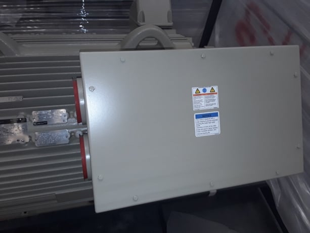 400 HP 1200 RPM General Electric, Frame 5010/11L, TEFC, Roller, IEEE 841,2300/4160 Volts, new, Q895 3 in - Image 2