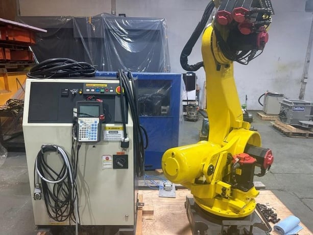 Fanuc, R-2000IA/210, Robot, w/ controller & teach pendant, 104" reach, 210 kg payload, 2006 - Image 2