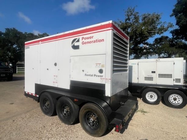 300 KW Cummins #C300D6R, diesel, sound attenuated enclosure, 240/480 Volts, 593 hours, 2012 - Image 2