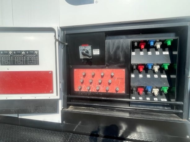 300 KW Cummins #C300D6R, diesel, sound attenuated enclosure, 240/480 Volts, 593 hours, 2012 - Image 3