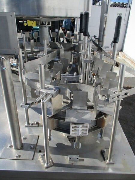 Gravity feed, 1 gallon bottle filling machine w/ 24 heads - Image 8