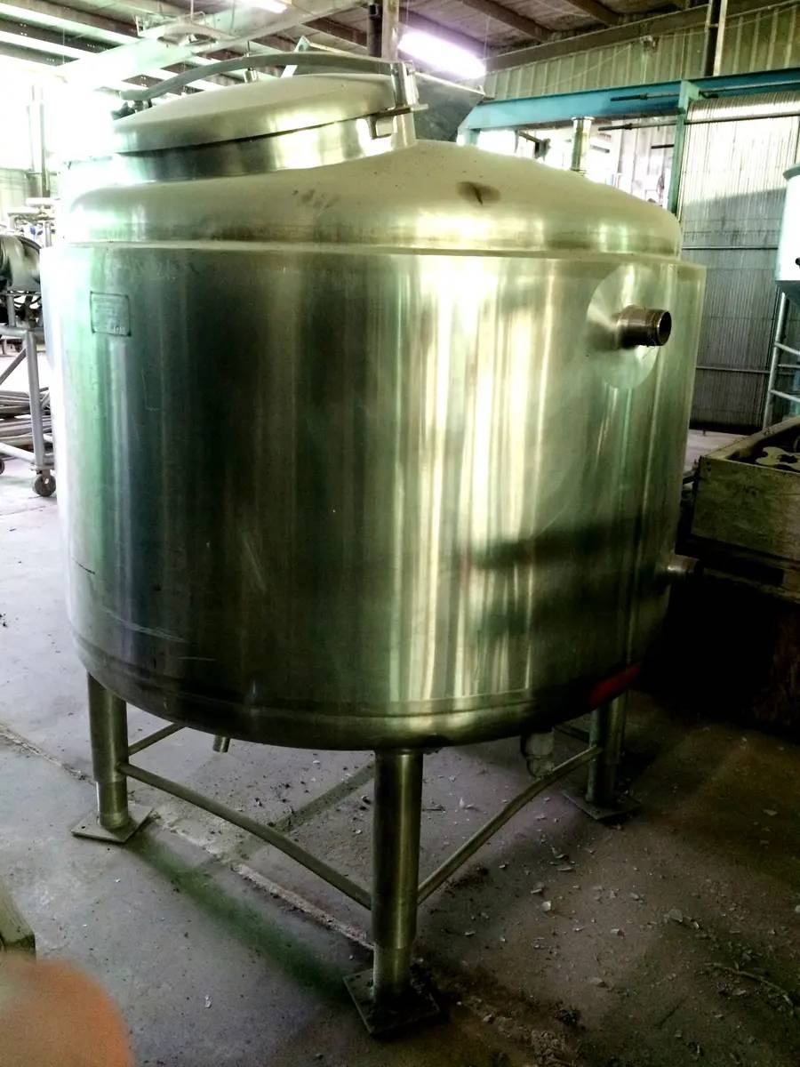 262 gallon FBN Metal Products #262-GAL-TK, Stainless Tank, 50" diameter x 36" deep, 20" diameter Manhole - Image 4