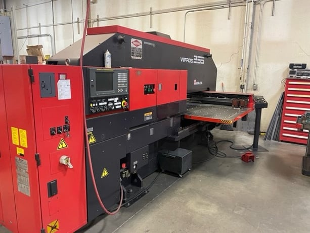 22 Ton, Amada #Vipros-255, Fanuc 18P, 31 station, 3 automatic index, 50" x100" sheet, electro-hyd servo ram - Image 3