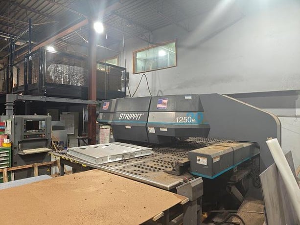 22 Ton, Strippit #1250H/20-2.5, CNC turret punch, 20 station, 3 automatic index, Fanuc OP, 3 work clamps, 1998 - Image 2