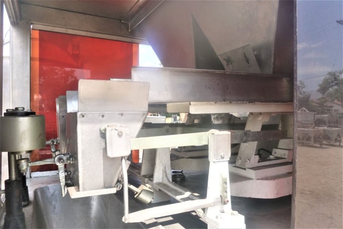 2-Lane Net Weigh Scale, 15" x 15" x 14" infeed hoppers, (2) 19" x 5.5" x 1" feeder pans, 5.5" x 4" x 4.5" - Image 3