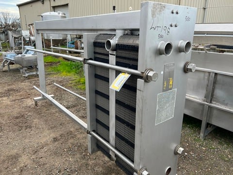 500 sq.ft., Alfa-Laval, CLIP8RH, plate heat exchanger w/divider block & snap-in gaskets, (101) 16" W x 48" H - Image 1