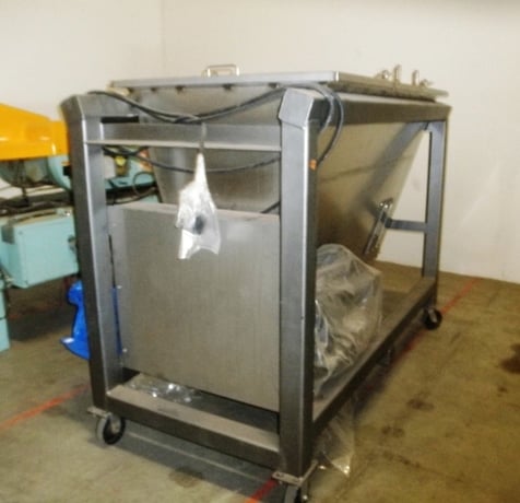 50 cu.ft. Hopper w/paddle agitation & discharge auger, Stainless Steel, 72" L x 46" width x 12" straight - Image 3