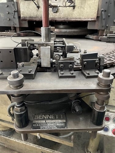 Bennett #CG-36, 36" auto feed spring grinder, top power head, 30" feed bowl, w/motor & controls - Image 4