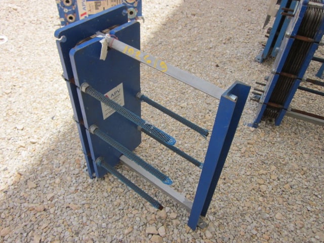 11 sq.ft., APV, plate exchanger, 140 psi, 300&deg;F, 316SS plates, 8" W x 22" L plates, 1998 - Image 2