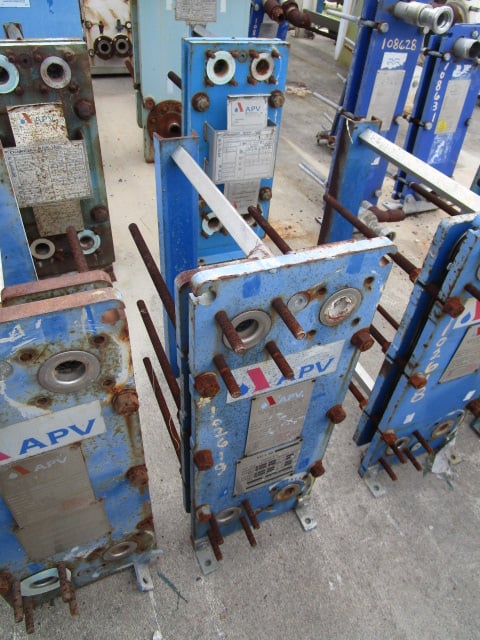11 sq.ft., APV, plate exchanger, 140 psi, 300&deg;F, 316SS plates, 8" W x 22" L plates, 1998 - Image 8