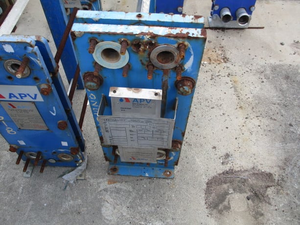 8 sq.ft., APV, 316SS plate exchanger, 145 psi, 300° F, 7 plates, 8" W x 22" L plates, 1994 - Image 3