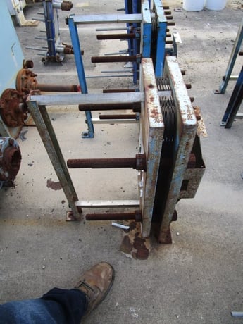 13 sq.ft., APV, plate heat exchanger, 145 psi, (11) plates, 8" W x 22" L plates, 300&deg;F, 1994 - Image 3