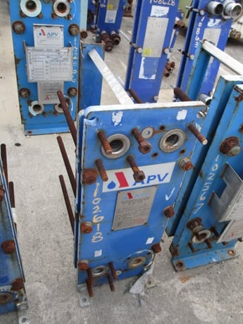 11 sq.ft., APV, plate heat exchanger, 145 psi, (9) plates, 8" W x 22" L plates, 300°F, 1998 - Image 1