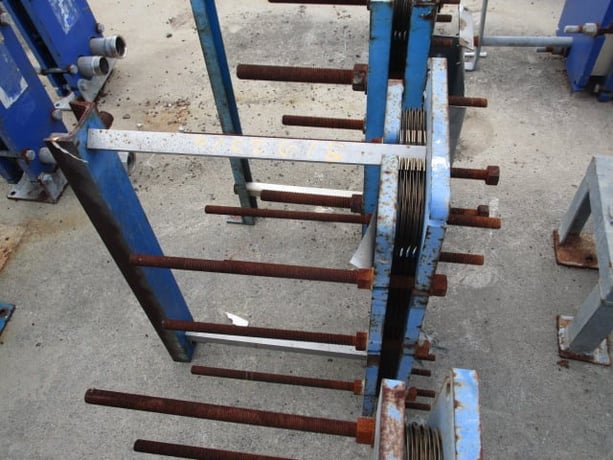 11 sq.ft., APV, plate heat exchanger, 145 psi, (9) plates, 8" W x 22" L plates, 300°F, 1998 - Image 3