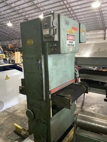 24" x 85" Cemco, Heavy Duty Belt Sander, powered conveyor, manual table height adjustment - Image 3
