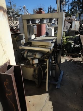 California Day Fresh Foods #SS24, Juice Platen Press, Stainless Steel, 24" x 24", 5 HP, 1740 RPM, 230/460 V - Image 3