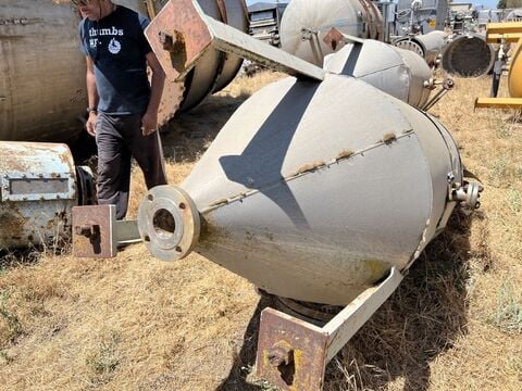 200 gallon Stainless Steel Tank, 30" diameter x 60" straight side, 3' H cone, 3" center bottom discharge, 4" - Image 3