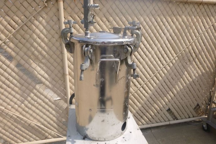5 gallon DeVilbiss #1420-498, Stainless Steel Pressure Vessel/Tank, 14" diameter x 19-1/16" H Vessel, 1.5" - Image 2