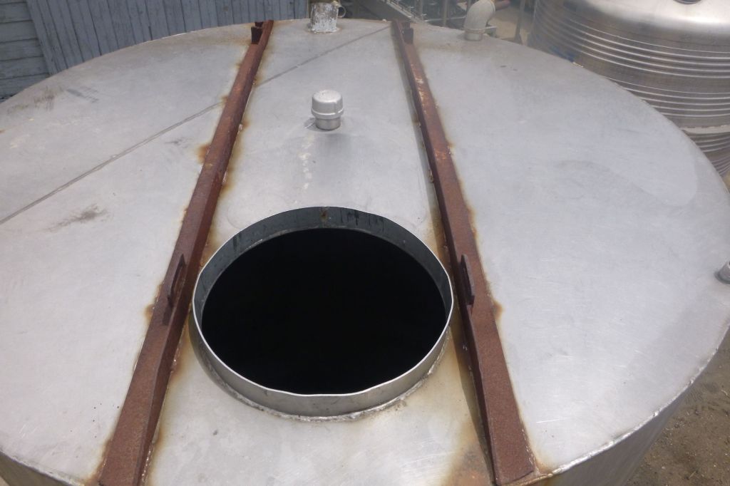 1250 gallon Stainless Steel Tank, 6' diameter x 6' straight side, 15" diameter Top manway, 2" diameter Center - Image 3