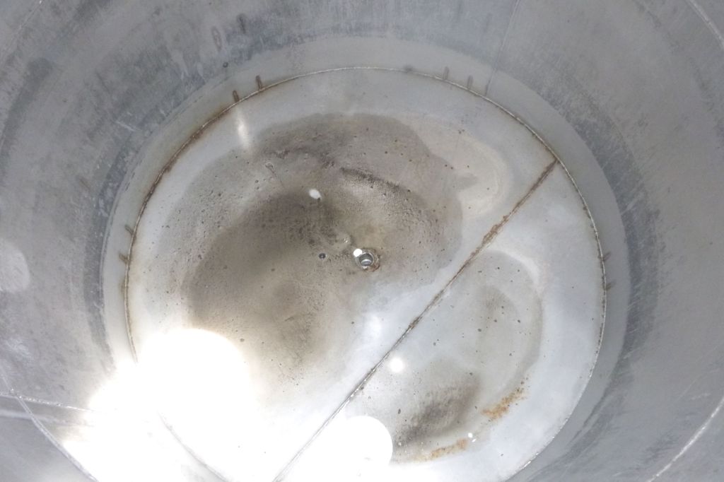 1250 gallon Stainless Steel Tank, 6' diameter x 6' straight side, 15" diameter Top manway, 2" diameter Center - Image 4
