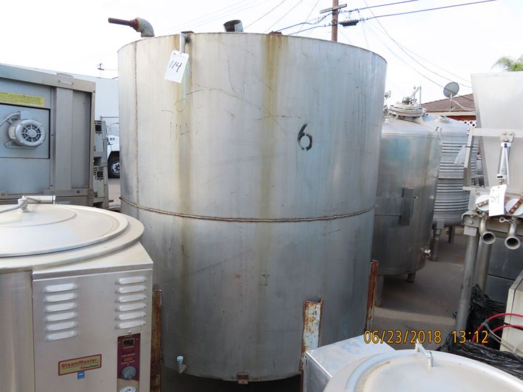 1250 gallon Stainless Steel Tank, 6' diameter x 6' straight side, 15" diameter Top manway, 2" diameter Center - Image 6