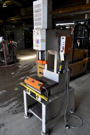 10 Ton, Hydraulic C-Frame Press, 6" stroke, 4" adj., 17.5" x17" bed, 1994 - Image 4